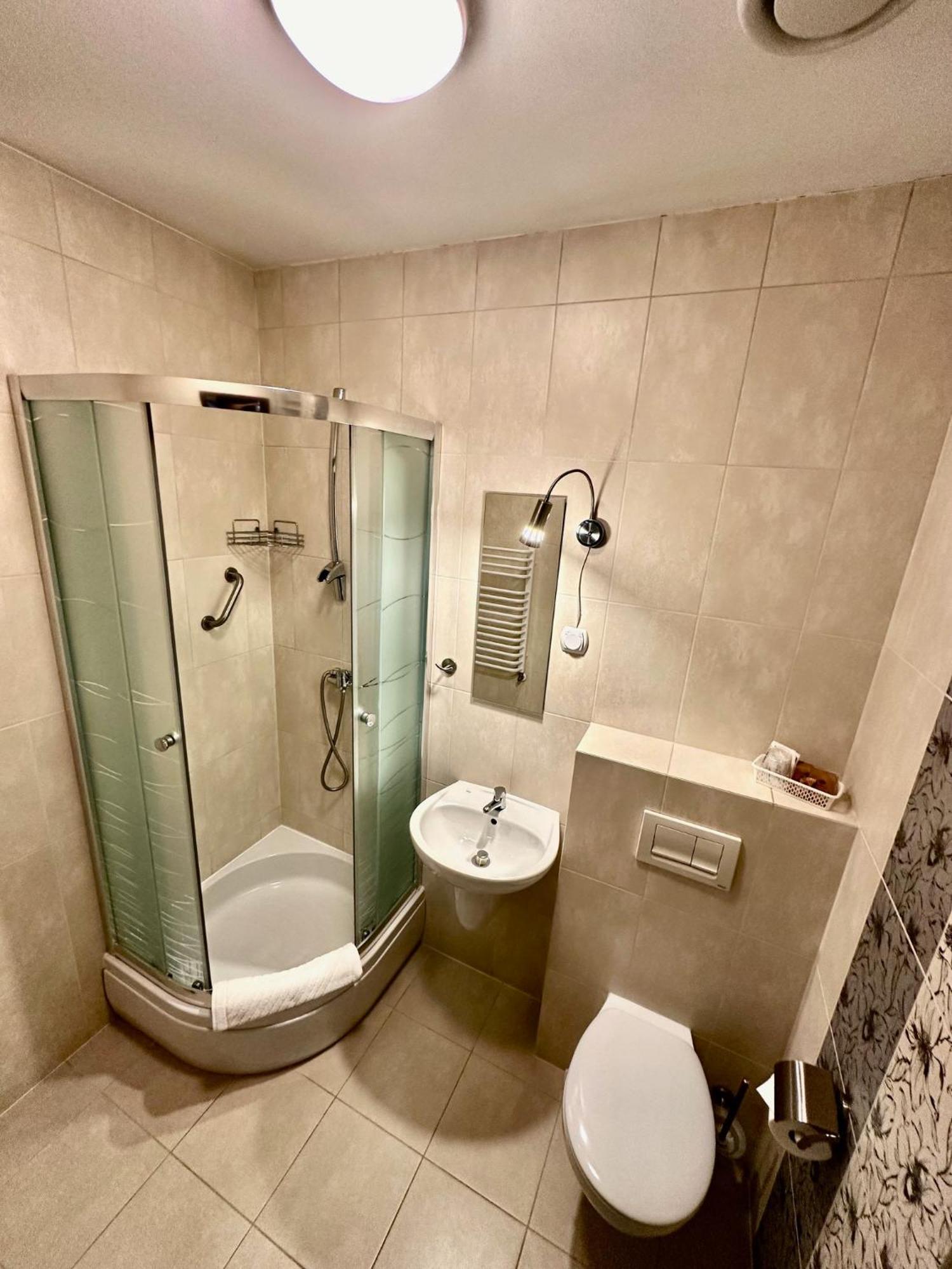 Hotel Pod Debami Ostrów Wielkopolski Εξωτερικό φωτογραφία