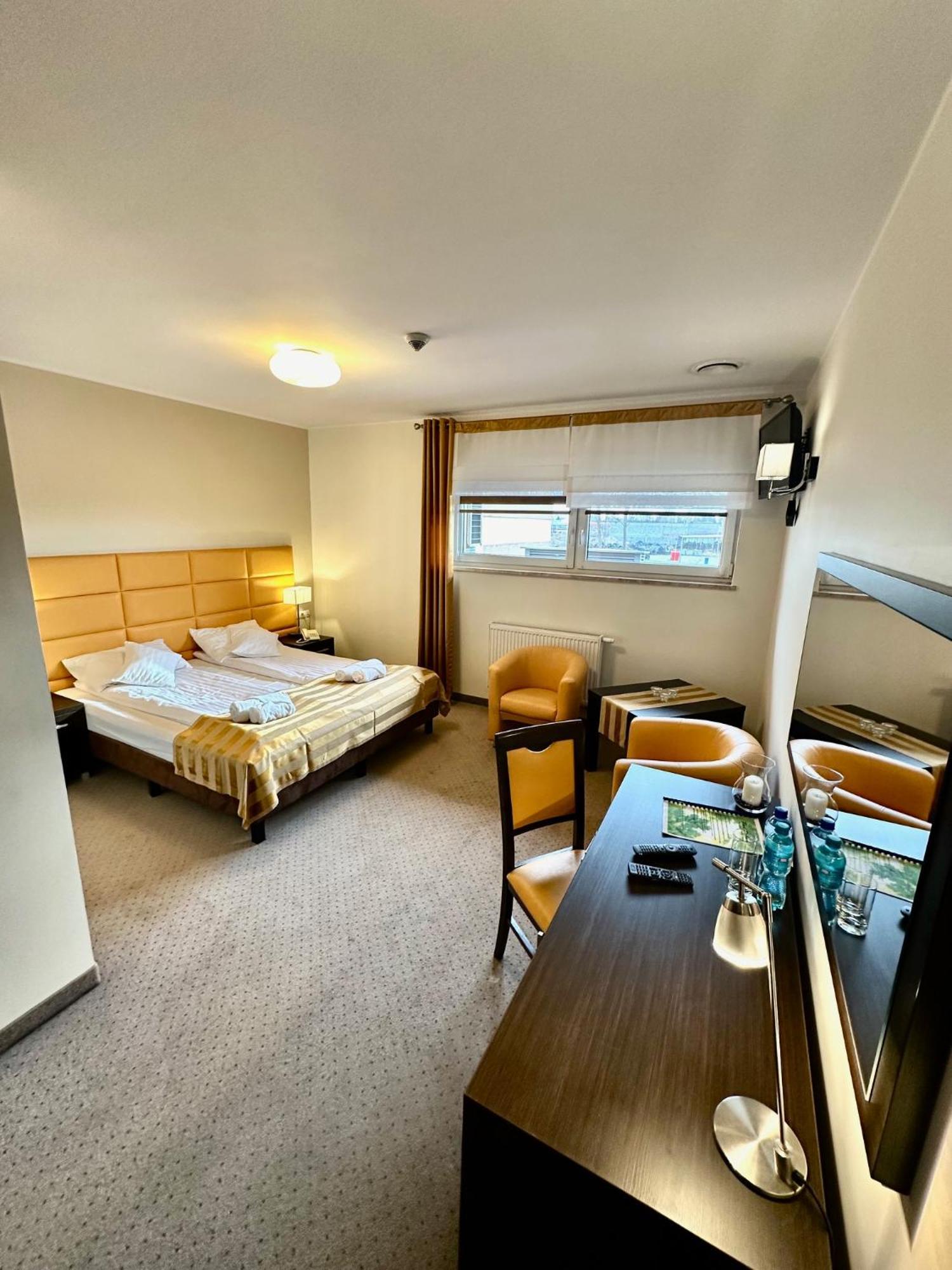 Hotel Pod Debami Ostrów Wielkopolski Εξωτερικό φωτογραφία