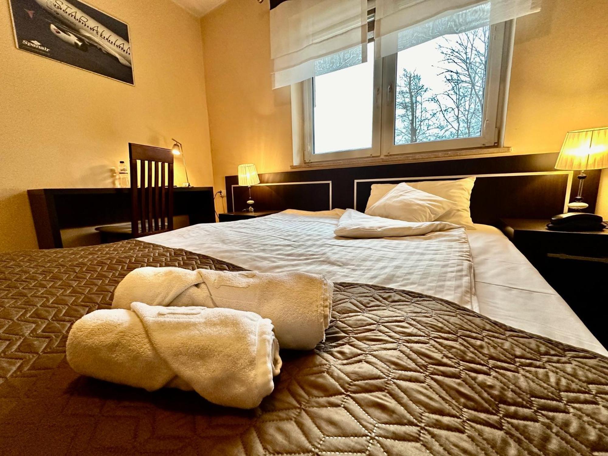 Hotel Pod Debami Ostrów Wielkopolski Εξωτερικό φωτογραφία