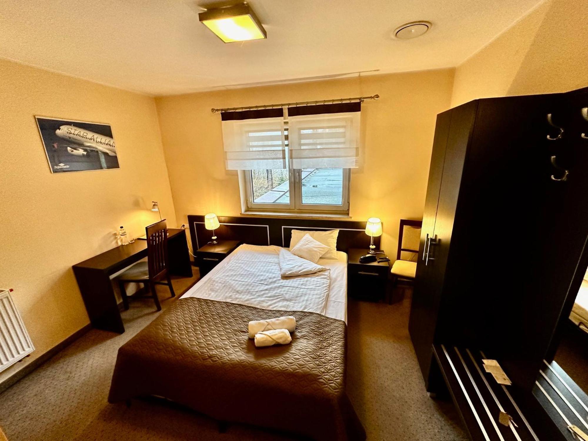 Hotel Pod Debami Ostrów Wielkopolski Εξωτερικό φωτογραφία